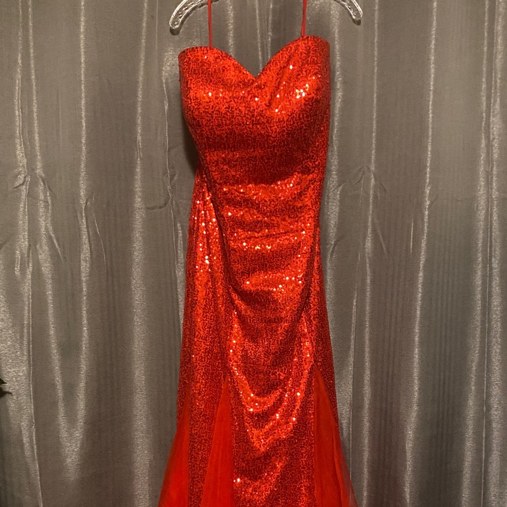 Jessica Rabbit eat your heart out.